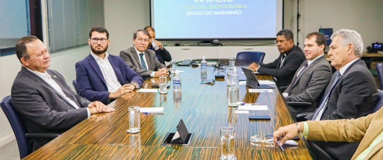 Governador do Maranhão, Carlos Brandão, em reunião com o presidente da Infraero, Hélio Paes, acompanhado do secretário de Indústria e Comercio (Seinc), Cassiano Pereira Junior, e do secretário de Turismo (Setur), Paulo Henrique Campos Matos;